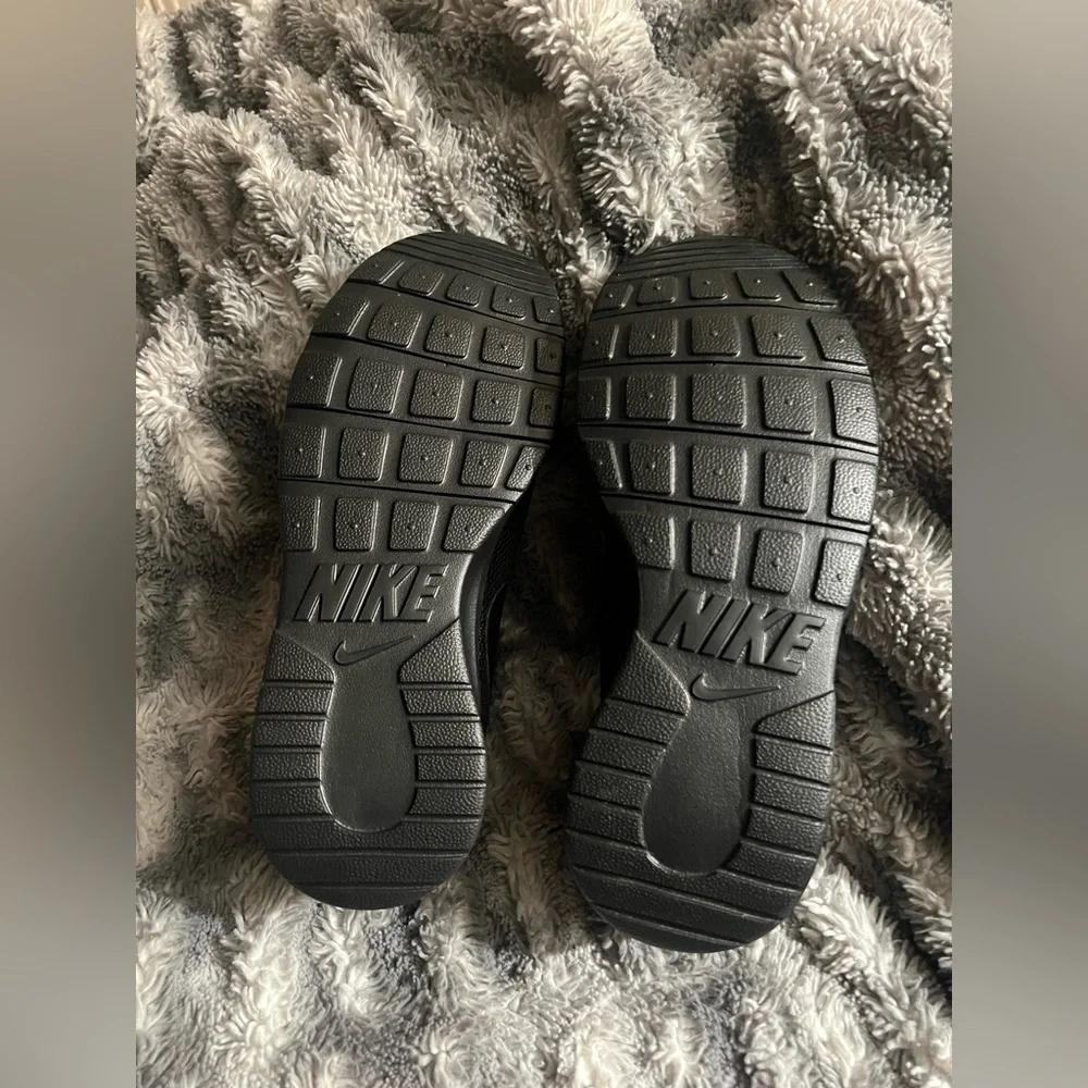 Nike Tanjun (GS) Black/ Black (6Y) - Picture 4 of 6
